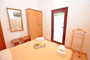 1 dormitori, planxa i posts de planxar, wifi gratuïta i roba de llit 