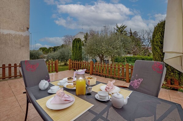 Outdoor dining