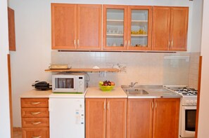 Private kitchen | Fridge, microwave, oven, stovetop - House Nada (Rovinj)