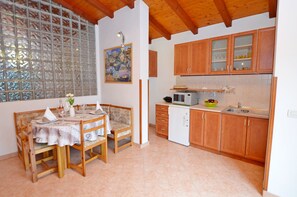 Private kitchen | Fridge, microwave, oven, stovetop