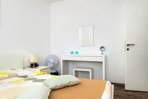 House | In-room safe, iron/ironing board, free WiFi