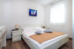 House | In-room safe, iron/ironing board, free WiFi