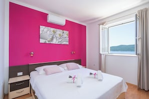House | Desk, iron/ironing board, free WiFi