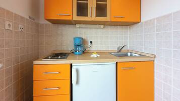 Tủ lạnh, bếp nấu, dụng cụ pha espresso, ấm điện