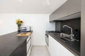 Apartamento (A3) | Cocina privada | Frigorífico, horno, placa de cocina y máquina de café espresso
