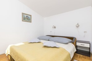 Iron/ironing board, free WiFi, bed sheets