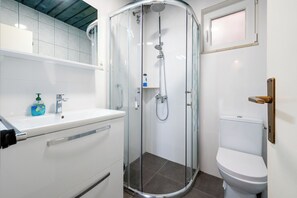 Apartment (A2) | Bathroom | Shower, free toiletries - Apartments Villa Bok (Okrug)