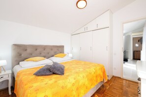 Apartment (A3) | Iron/ironing board, free WiFi, bed sheets - Apartments Villa Bok (Okrug)