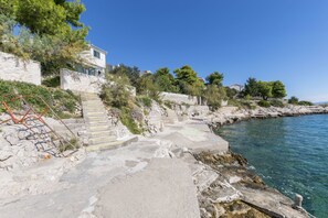 Beach nearby - Apartments Villa Bok (Okrug)