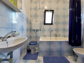 Apartment (A2) | Bathroom