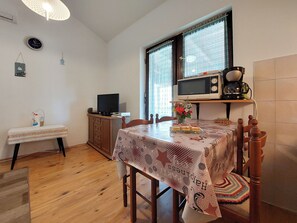 Apartment (A2) | Dining