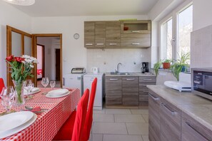 Cozinha privada | Geladeira, micro-ondas, fogão, cooktop