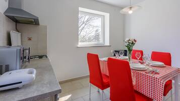 Eigene Küche | Kühlschrank, Mikrowelle, Ofen, Herdplatte