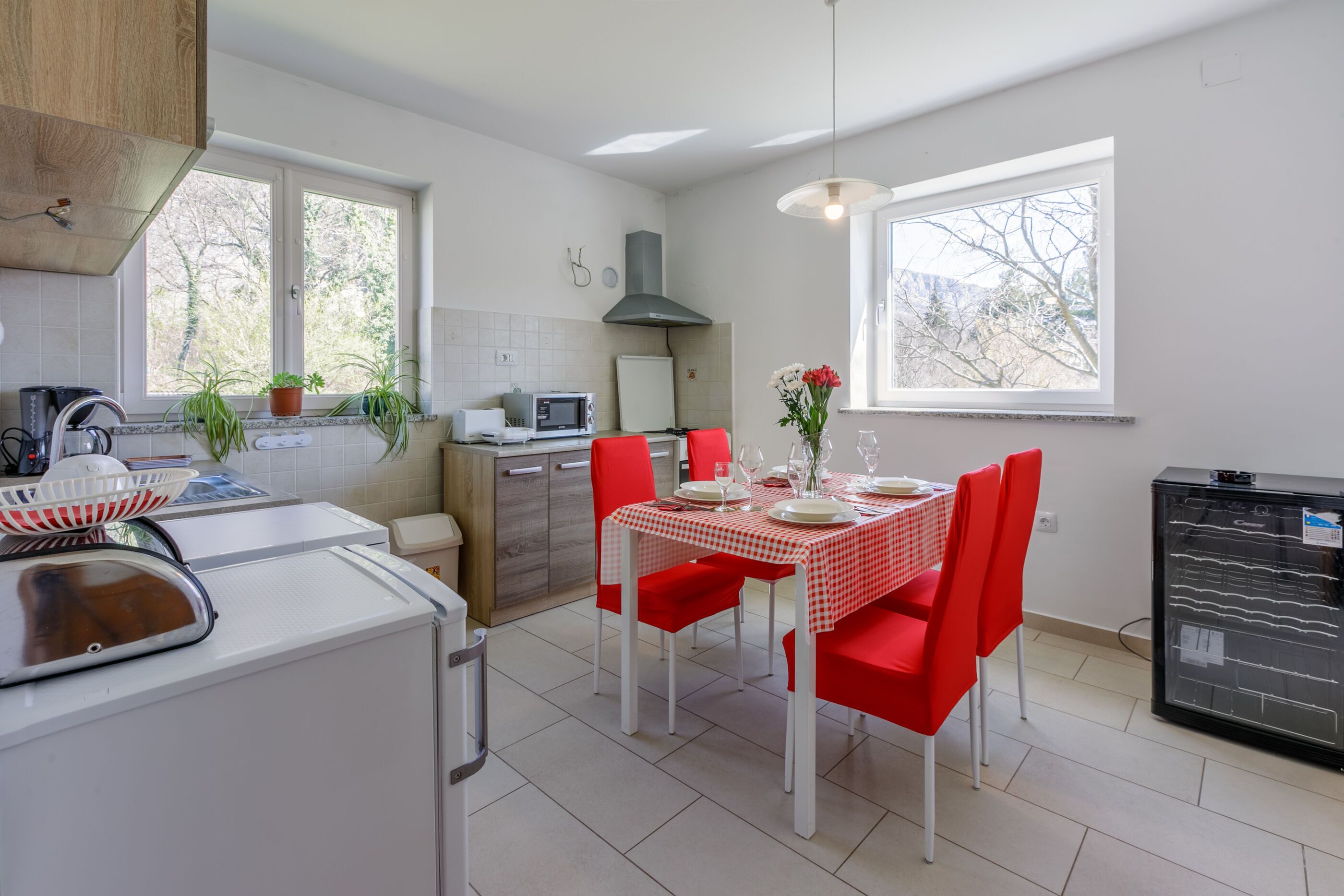 Private kitchen | Fridge, microwave, oven, stovetop