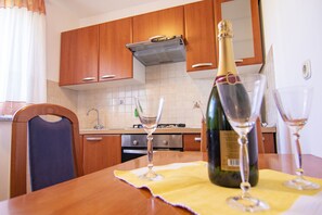 Private kitchen | Mini-fridge, stovetop, espresso maker, cookware/dishes/utensils - Apartments Edo (Pula)