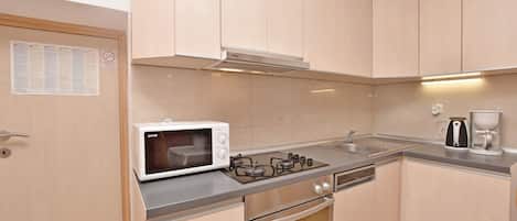 Cocina privada | Refrigerador, microondas, horno y parrilla de estufa