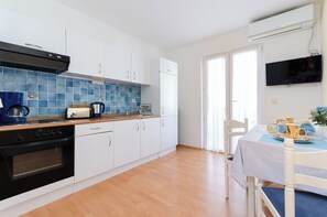 Apartment (A1) | Private kitchen | Fridge, oven, stovetop, espresso maker