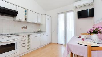 Apartament (A3) | Cuina privada | Frigorífic, placa de cuina i cafetera i tetera
