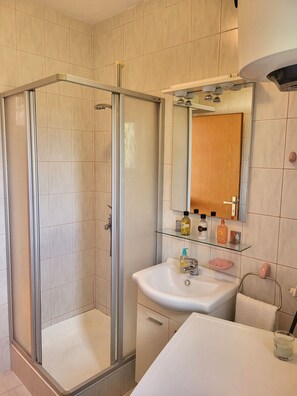 Studio (A1) | Bathroom