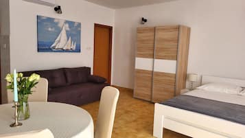 Studio (A1) | Dining