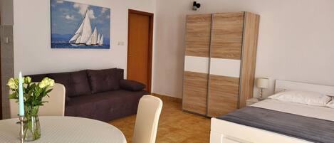 Studio (A1) | Dining