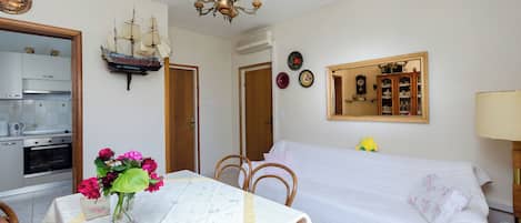 Apartment (A2) | Living room | TV