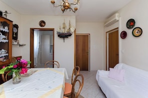 Apartment (A2) | Living room | TV