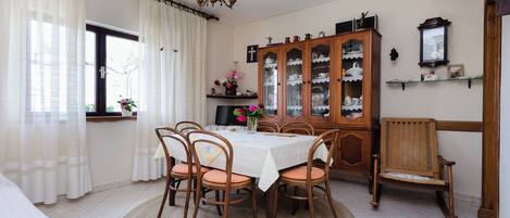 Apartment (A2) | Dining