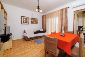 Appartement (A1) | Woonkamer | Televisie