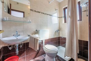 A bathroom with a sink, toilet, and bathtub. - Apartments and Room Ruzica (Crikvenica)