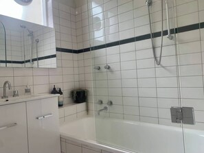 Badewanne, Haartrockner, Handtücher