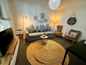 TV, offices - Coastal Elwood Escape near St Kilda and Brighton (Elwood)