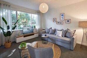 TV, offices - Cozy Escape near St Kilda and Brighton (Elwood)