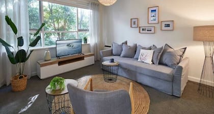 1 Bedroom Apt With Parking Stroll to Elwood Beach