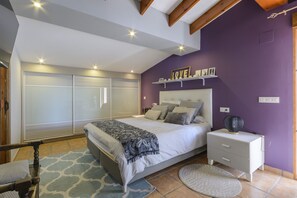 3 bedrooms, iron/ironing board, free WiFi, bed sheets