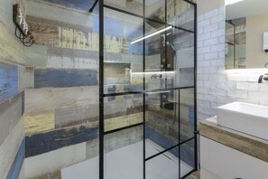 Combined shower/tub, hair dryer, towels