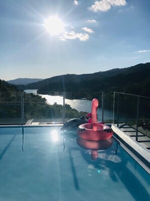 Piscine extérieure, parasols de plage, chaises longues