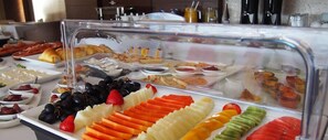 A buffet with various fruits and pastries. - Aquafalls Nature Hotel (Braga)