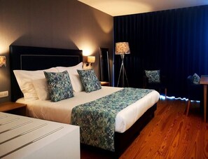 Chambre Standard, vue fleuve | Literie de qualité supérieure, matelas mémoire de forme, minibar