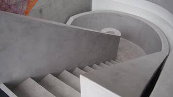 En spiraltrappa med modern design, tillverkad av betong.