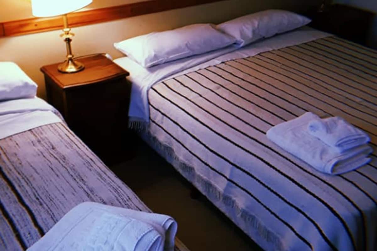 Comfort-Vierbettzimmer, Bergblick | Minibar, Schreibtisch, laptopgeeigneter Arbeitsplatz, kostenloses WLAN