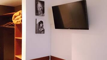 1 habitación, minibar, escritorio y espacio para trabajar con laptop