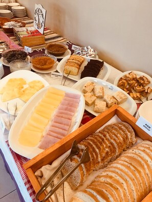 Free daily buffet breakfast  - Tehuel Plaza (El Calafate)