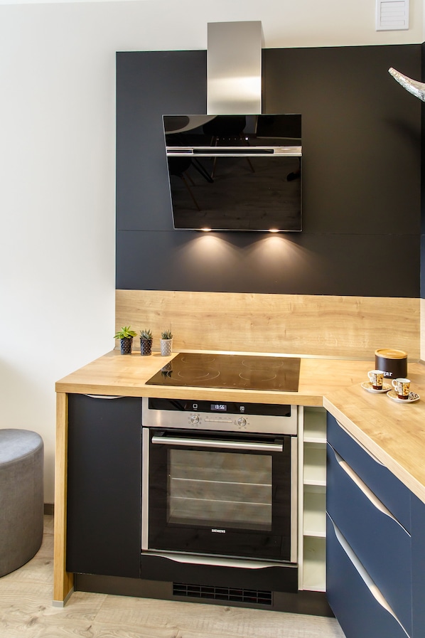 Kjøleskap, ovn, kokeplater og oppvaskmaskin