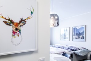 1 soverom, skrivebord, lydisolert og strykejern/-brett