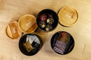 Cafetera y tetera, refrigerador, microondas y horno 