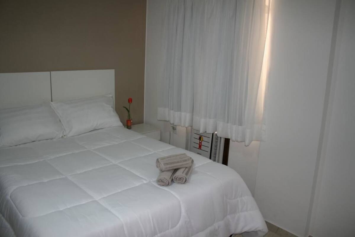 Ropa de cama de alta calidad, colchones con pillow-top y minibar