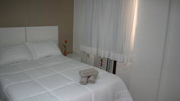 Roupas de cama premium, camas com colchões pillow-top, frigobar