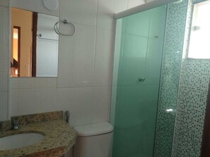 Shower, free toiletries, towels - Hostel Pontal Do Duque (Rio de Janeiro)