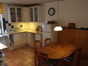 Refrigerador, microondas, horno y cafetera y tetera 